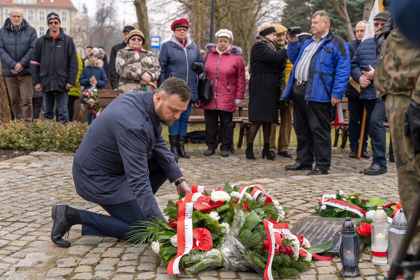 Patriotyczny obowiązek spełniony. Uroczystości pod pomnikiem zdjęcie nr 279236