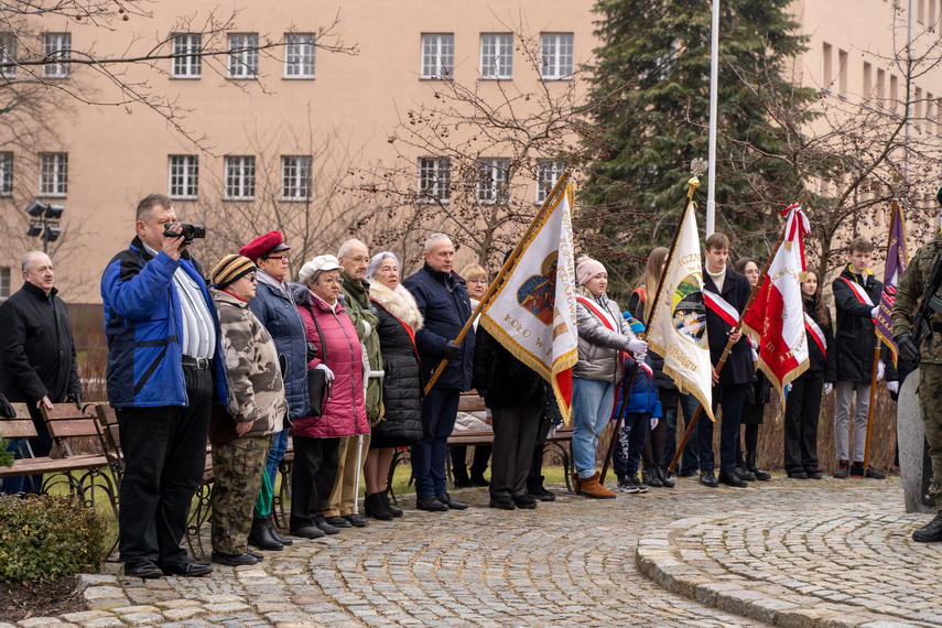 Patriotyczny obowiązek spełniony. Uroczystości pod pomnikiem zdjęcie nr 279227