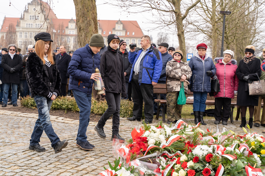 Patriotyczny obowiązek spełniony. Uroczystości pod pomnikiem zdjęcie nr 279256
