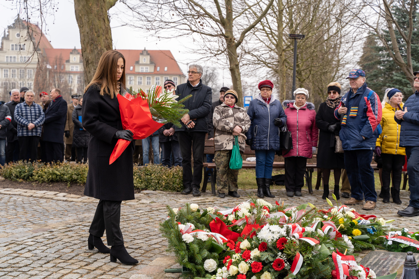 Patriotyczny obowiązek spełniony. Uroczystości pod pomnikiem zdjęcie nr 279249