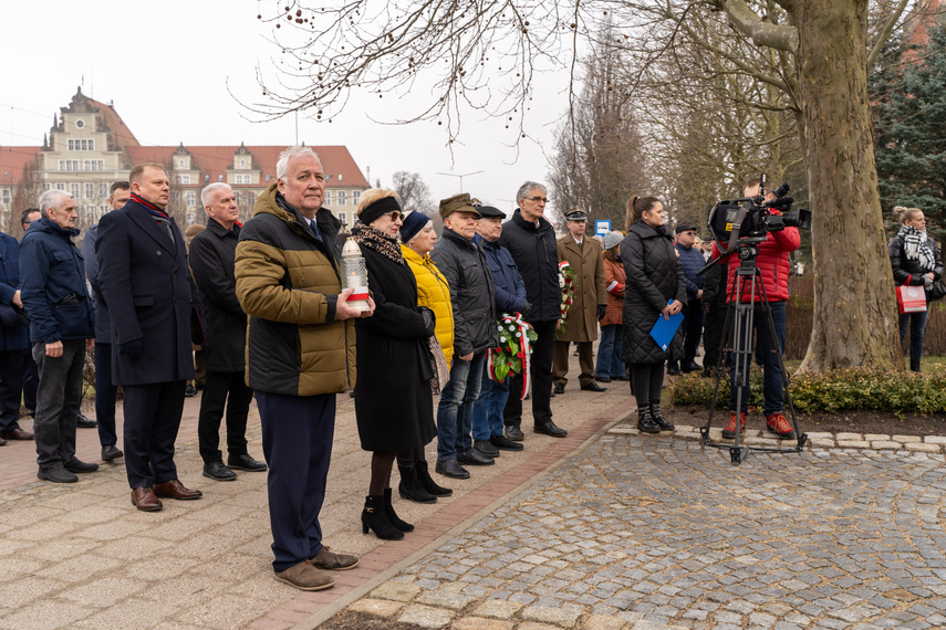 Patriotyczny obowiązek spełniony. Uroczystości pod pomnikiem zdjęcie nr 279224