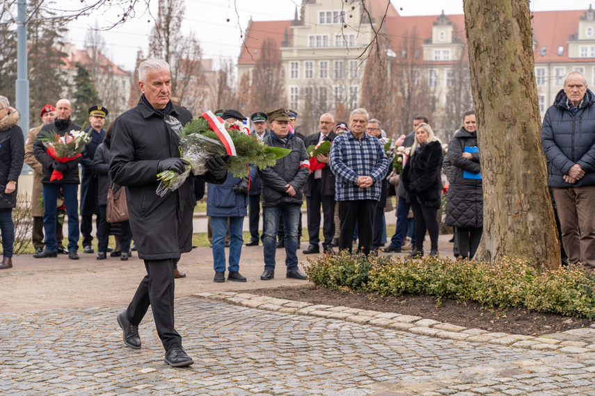 Patriotyczny obowiązek spełniony. Uroczystości pod pomnikiem zdjęcie nr 279235
