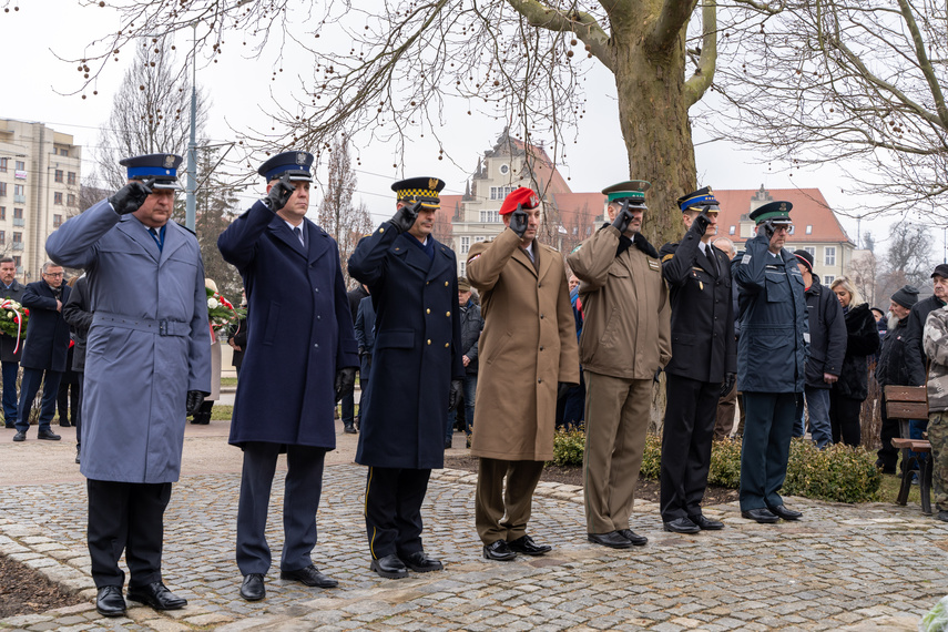 Patriotyczny obowiązek spełniony. Uroczystości pod pomnikiem zdjęcie nr 279244