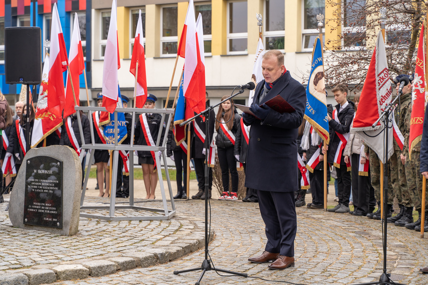 Patriotyczny obowiązek spełniony. Uroczystości pod pomnikiem zdjęcie nr 279228