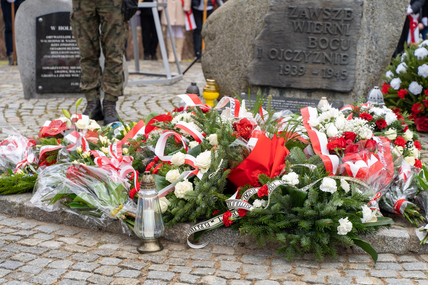 Patriotyczny obowiązek spełniony. Uroczystości pod pomnikiem zdjęcie nr 279259