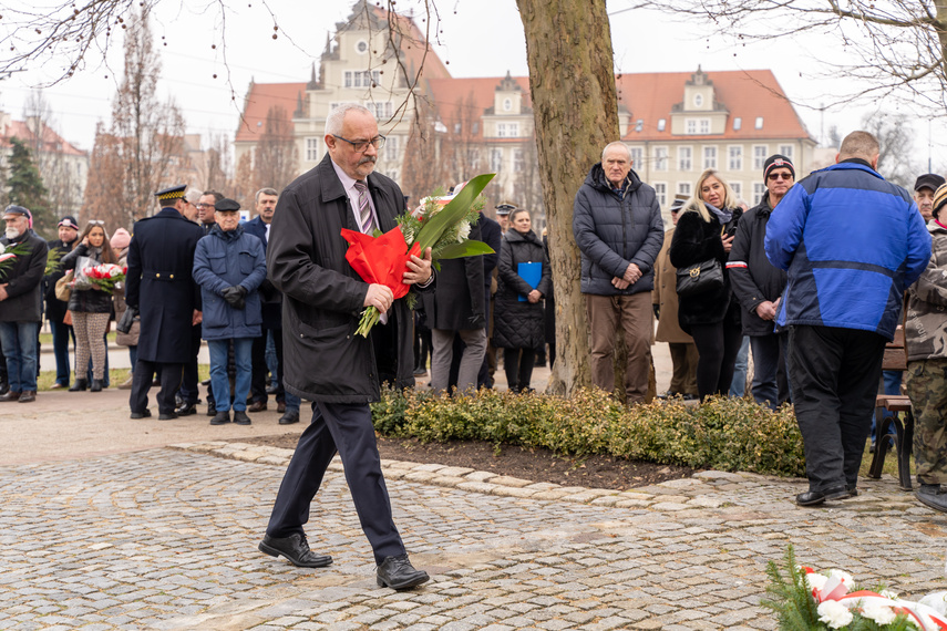 Patriotyczny obowiązek spełniony. Uroczystości pod pomnikiem zdjęcie nr 279246