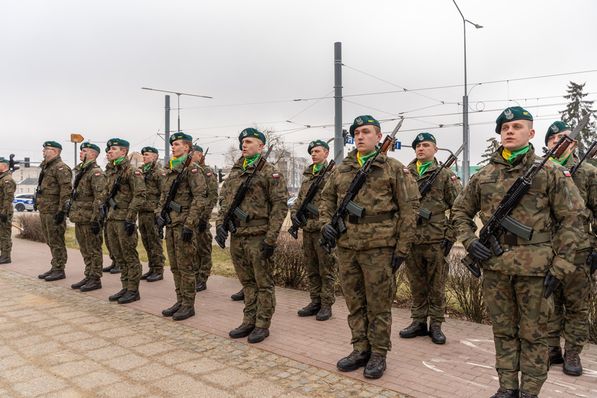 Patriotyczny obowiązek spełniony. Uroczystości pod pomnikiem zdjęcie nr 279226
