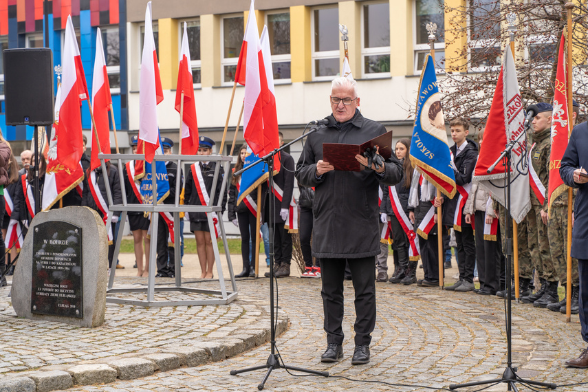 Patriotyczny obowiązek spełniony. Uroczystości pod pomnikiem zdjęcie nr 279229