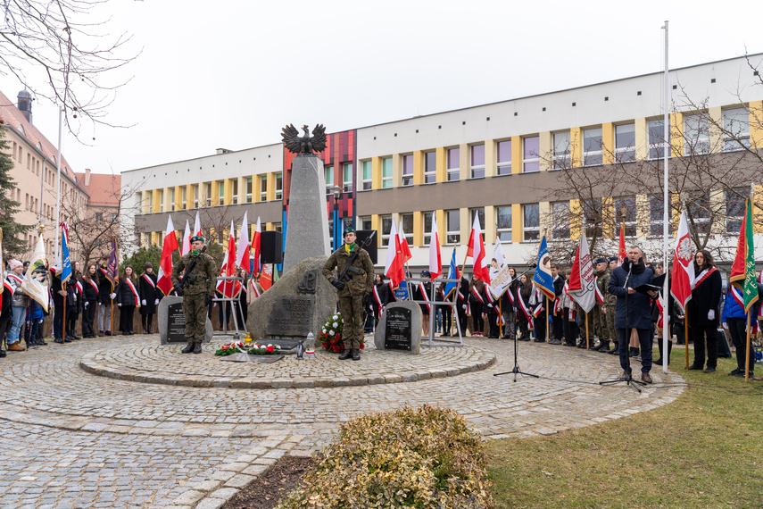 Patriotyczny obowiązek spełniony. Uroczystości pod pomnikiem zdjęcie nr 279218
