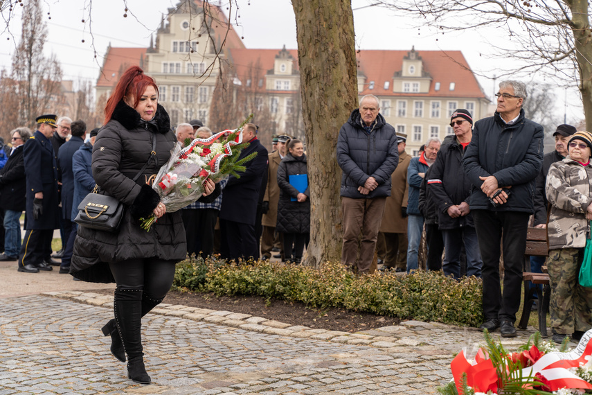 Patriotyczny obowiązek spełniony. Uroczystości pod pomnikiem zdjęcie nr 279250