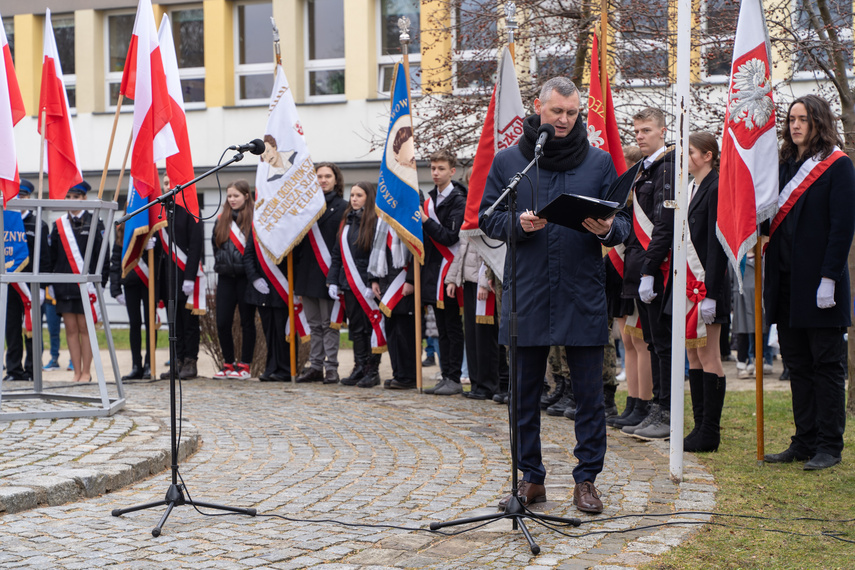 Patriotyczny obowiązek spełniony. Uroczystości pod pomnikiem zdjęcie nr 279219