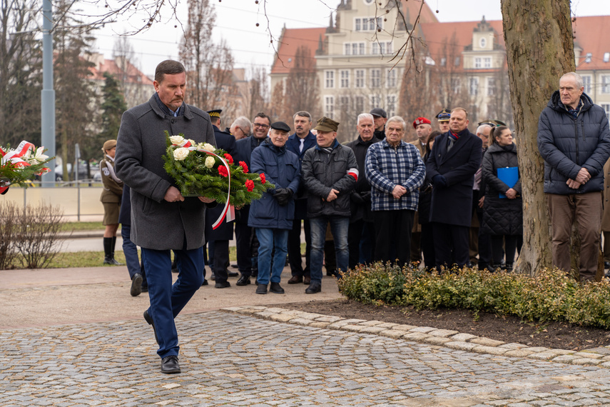 Patriotyczny obowiązek spełniony. Uroczystości pod pomnikiem zdjęcie nr 279248