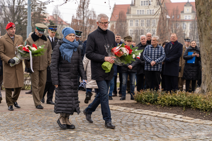 Patriotyczny obowiązek spełniony. Uroczystości pod pomnikiem zdjęcie nr 279243
