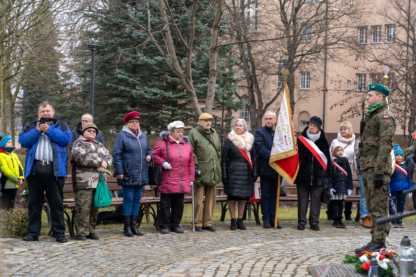 Patriotyczny obowiązek spełniony. Uroczystości pod pomnikiem zdjęcie nr 279221