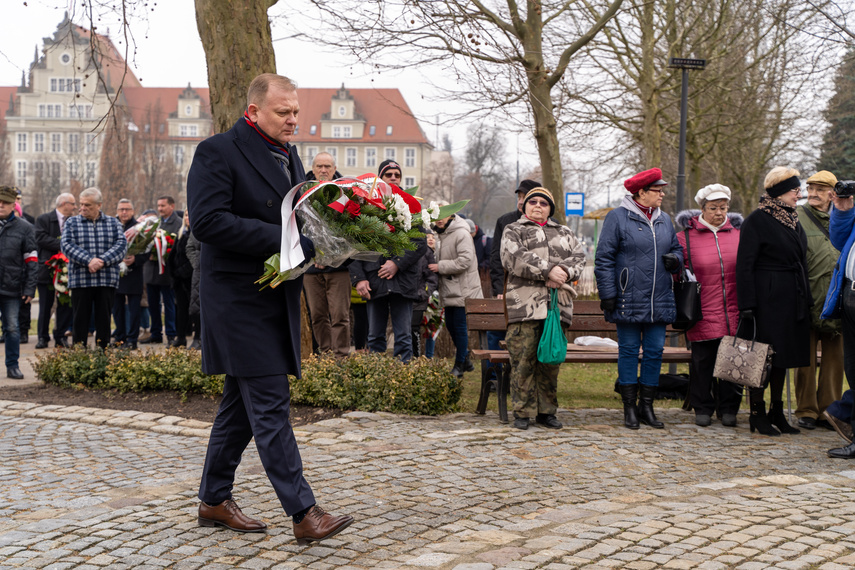 Patriotyczny obowiązek spełniony. Uroczystości pod pomnikiem zdjęcie nr 279234