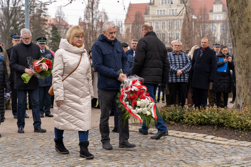 Patriotyczny obowiązek spełniony. Uroczystości pod pomnikiem zdjęcie nr 279242