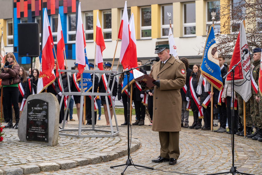 Patriotyczny obowiązek spełniony. Uroczystości pod pomnikiem zdjęcie nr 279230