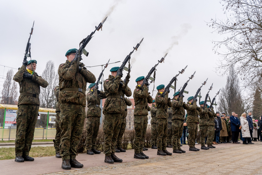Patriotyczny obowiązek spełniony. Uroczystości pod pomnikiem zdjęcie nr 279232