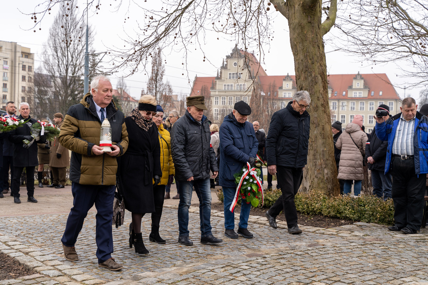 Patriotyczny obowiązek spełniony. Uroczystości pod pomnikiem zdjęcie nr 279233