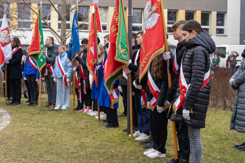 Patriotyczny obowiązek spełniony. Uroczystości pod pomnikiem zdjęcie nr 279231