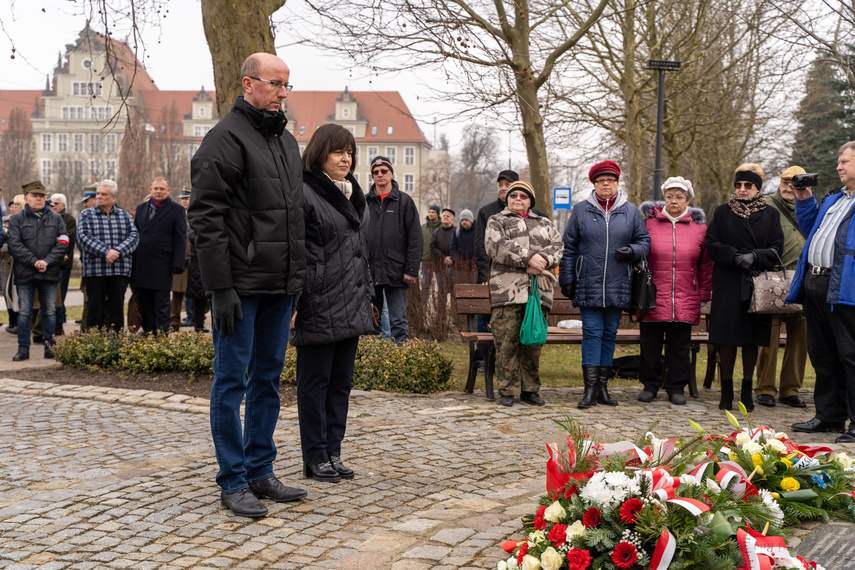 Patriotyczny obowiązek spełniony. Uroczystości pod pomnikiem zdjęcie nr 279241