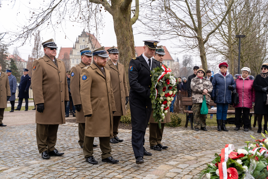 Patriotyczny obowiązek spełniony. Uroczystości pod pomnikiem zdjęcie nr 279239