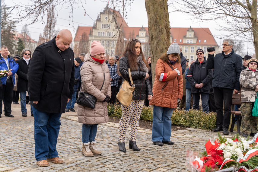 Patriotyczny obowiązek spełniony. Uroczystości pod pomnikiem zdjęcie nr 279253