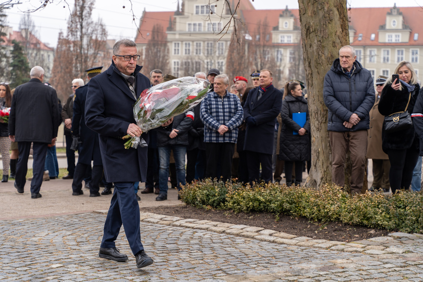 Patriotyczny obowiązek spełniony. Uroczystości pod pomnikiem zdjęcie nr 279247