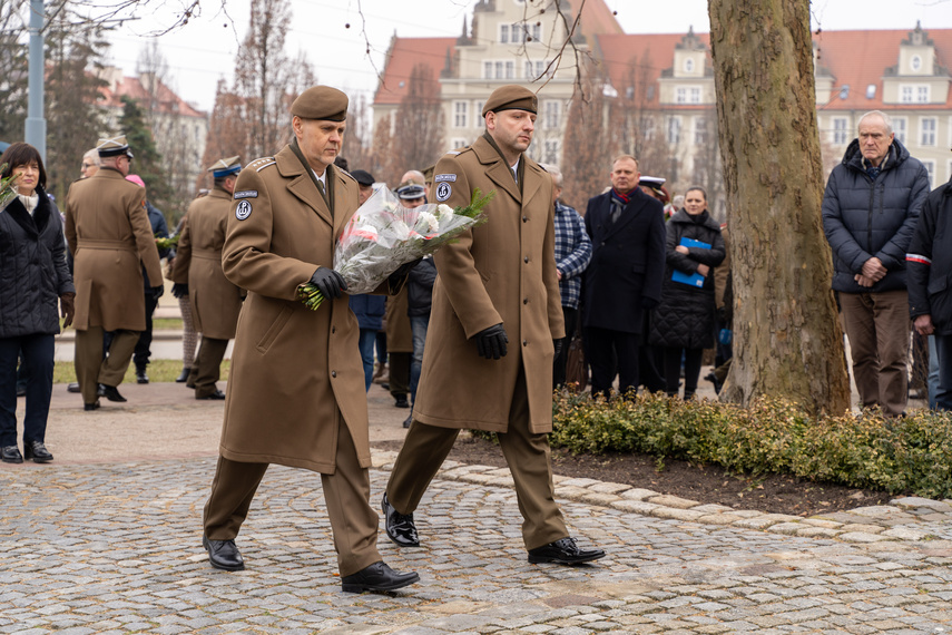 Patriotyczny obowiązek spełniony. Uroczystości pod pomnikiem zdjęcie nr 279240