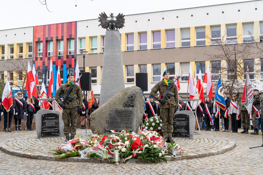 Patriotyczny obowiązek spełniony. Uroczystości pod pomnikiem zdjęcie nr 279258