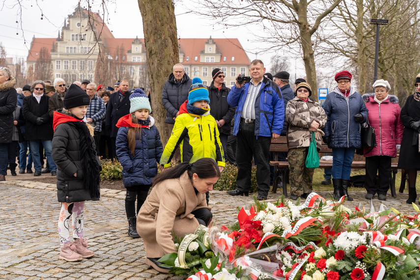 Patriotyczny obowiązek spełniony. Uroczystości pod pomnikiem zdjęcie nr 279257
