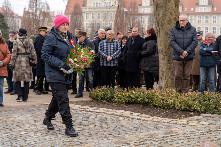Patriotyczny obowiązek spełniony. Uroczystości pod pomnikiem zdjęcie nr 279252