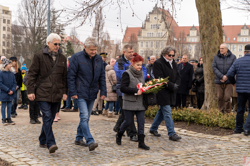 Patriotyczny obowiązek spełniony. Uroczystości pod pomnikiem zdjęcie nr 279254
