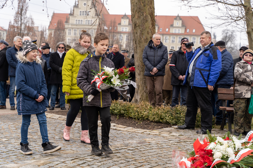 Patriotyczny obowiązek spełniony. Uroczystości pod pomnikiem zdjęcie nr 279255