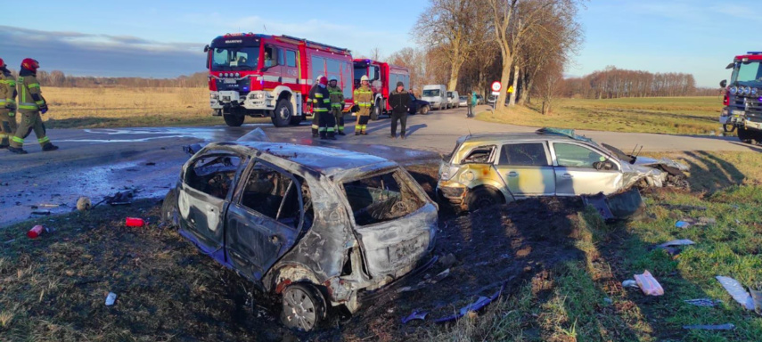 Zderzenie na skrzyżowaniu. Samochód stanął w płomieniach zdjęcie nr 279262