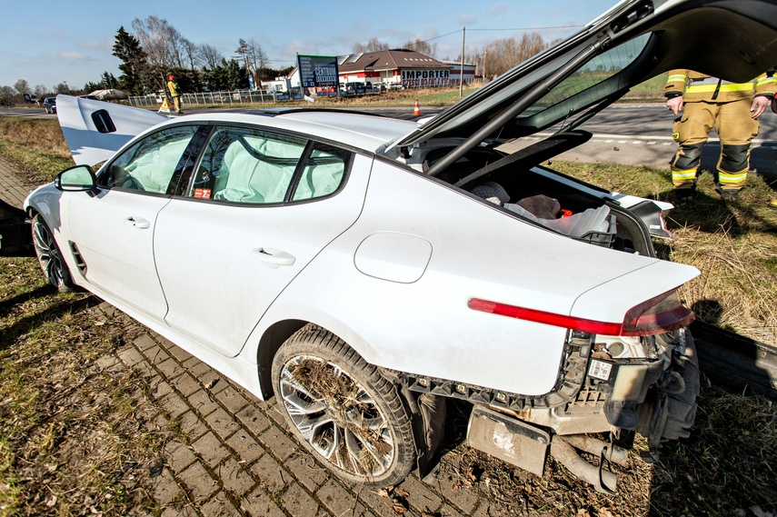 Wyprzedzała i spowodowała kolizję zdjęcie nr 279390