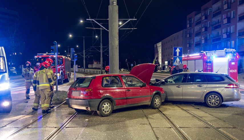 Nocna kolizja na skrzyżowaniu zdjęcie nr 279559