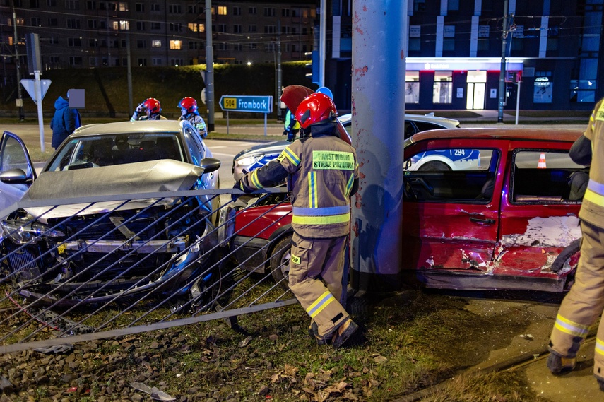 Nocna kolizja na skrzyżowaniu zdjęcie nr 279558