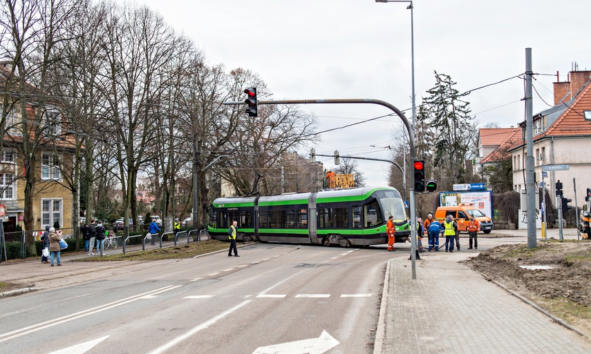 Wykolejony tramwaj na Bema. Ulica jest nieprzejezdna zdjęcie nr 280020