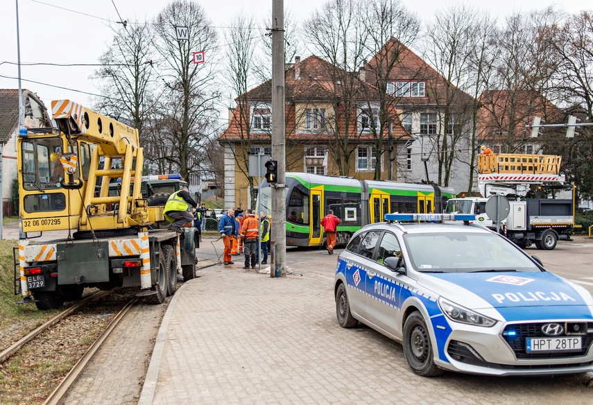 Wykolejony tramwaj na Bema. Ulica jest nieprzejezdna zdjęcie nr 280018