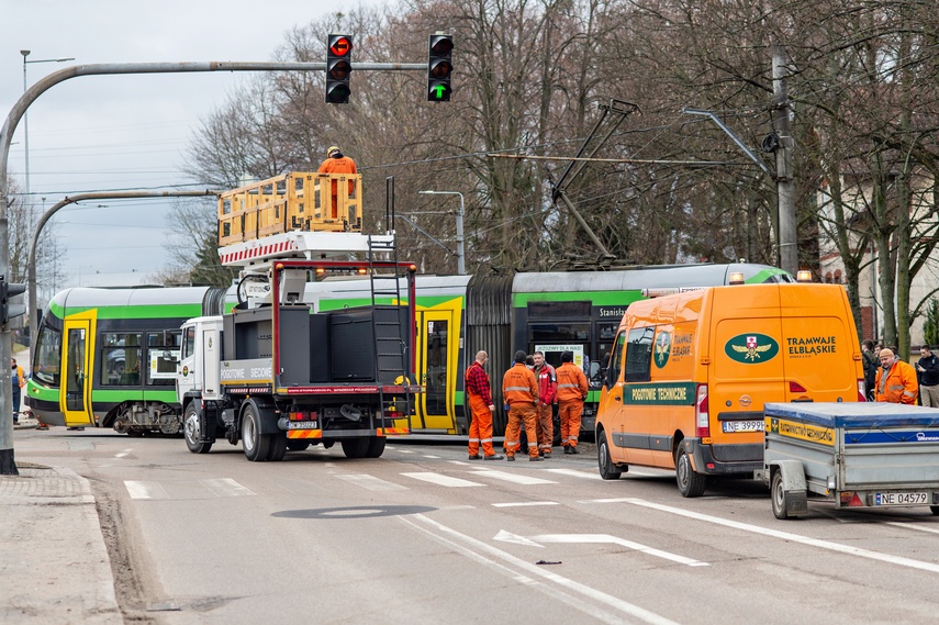 Wykolejony tramwaj na Bema. Ulica jest nieprzejezdna zdjęcie nr 280024