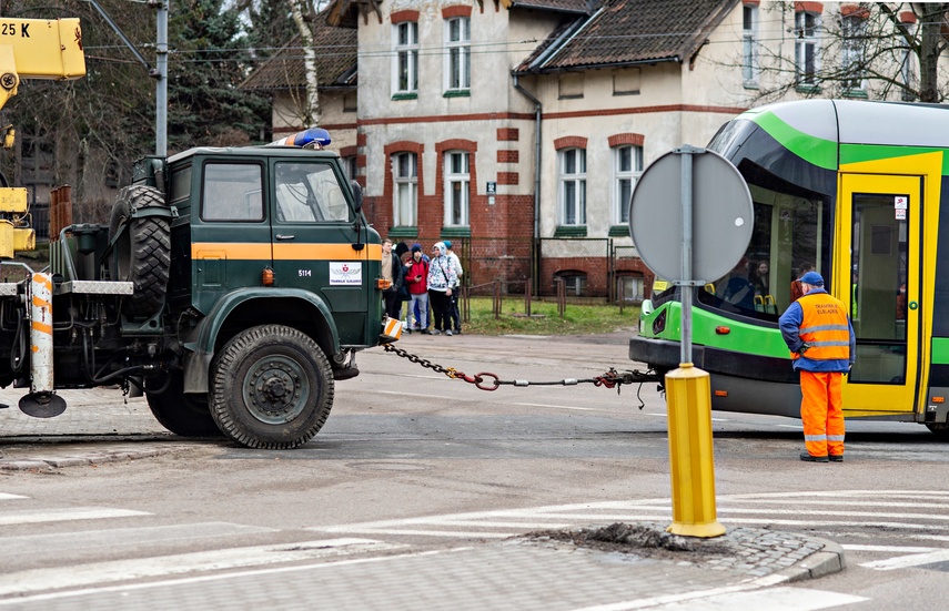 Wykolejony tramwaj na Bema. Ulica jest nieprzejezdna zdjęcie nr 280016