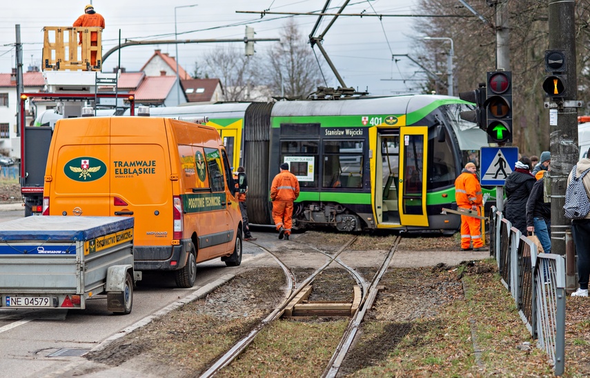 Wykolejony tramwaj na Bema. Ulica jest nieprzejezdna zdjęcie nr 280025