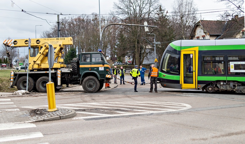 Wykolejony tramwaj na Bema. Ulica jest nieprzejezdna zdjęcie nr 280015