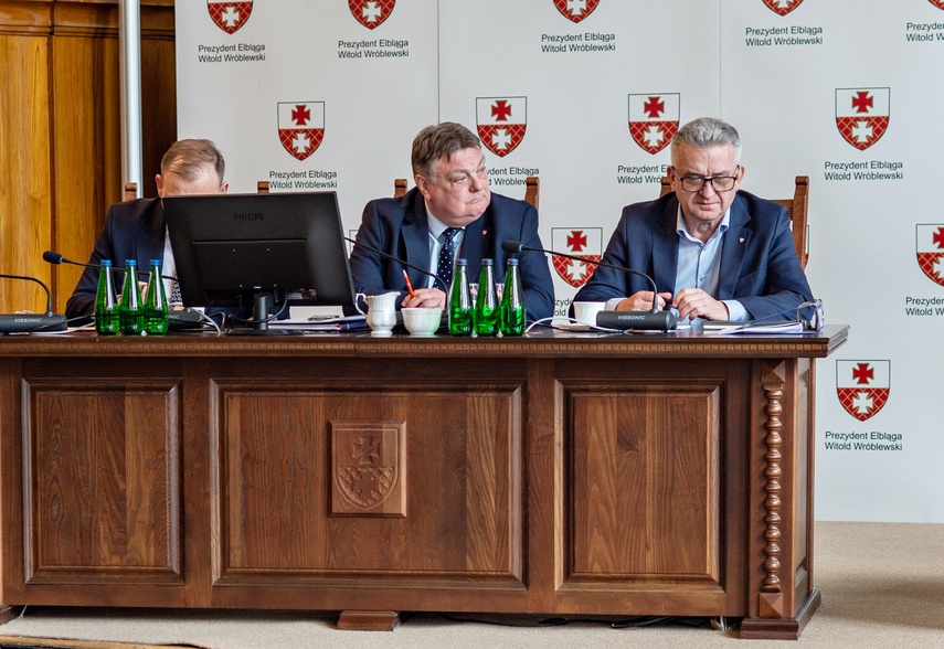 Emocje wokół portu na sesji. Mieszkaniec wyprowadzony przez strażników zdjęcie nr 283477