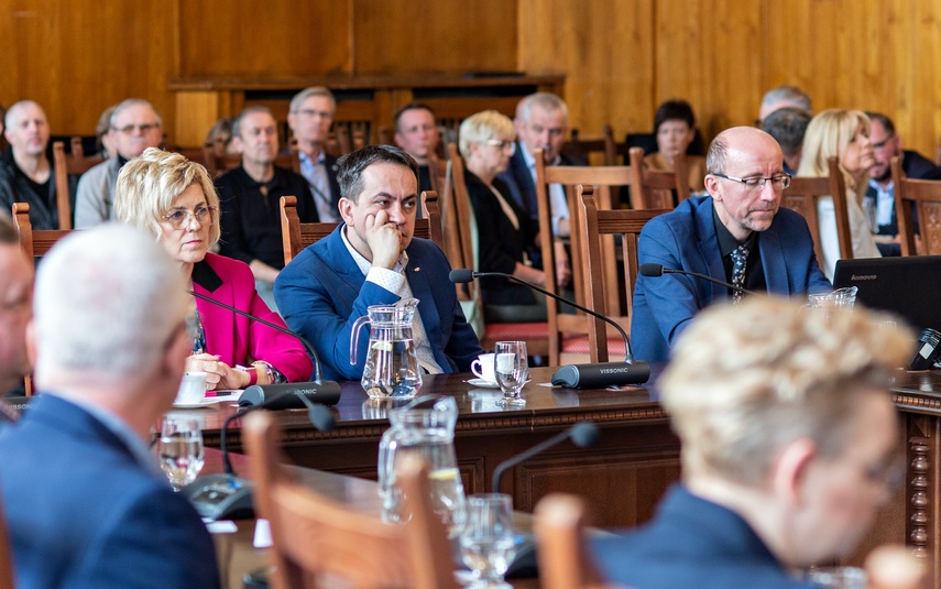 Emocje wokół portu na sesji. Mieszkaniec wyprowadzony przez strażników zdjęcie nr 283478
