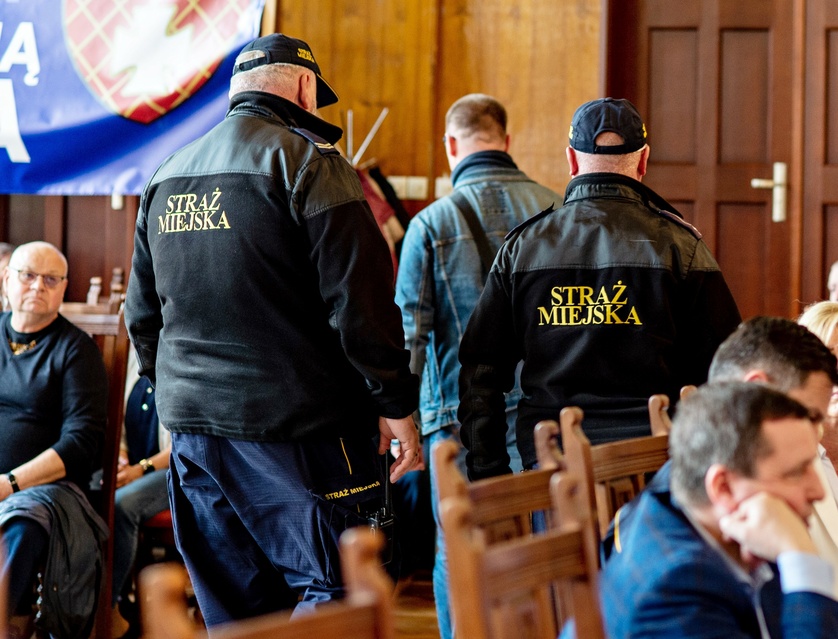 Emocje wokół portu na sesji. Mieszkaniec wyprowadzony przez strażników zdjęcie nr 283484