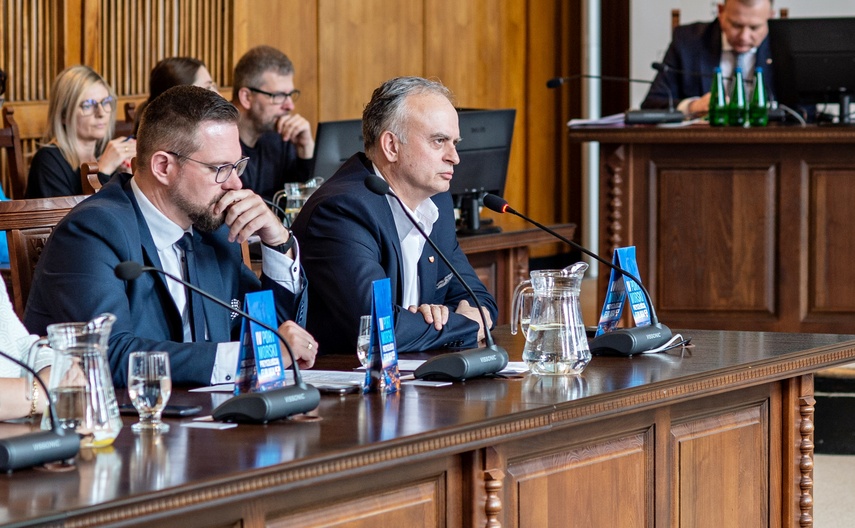 Emocje wokół portu na sesji. Mieszkaniec wyprowadzony przez strażników zdjęcie nr 283476