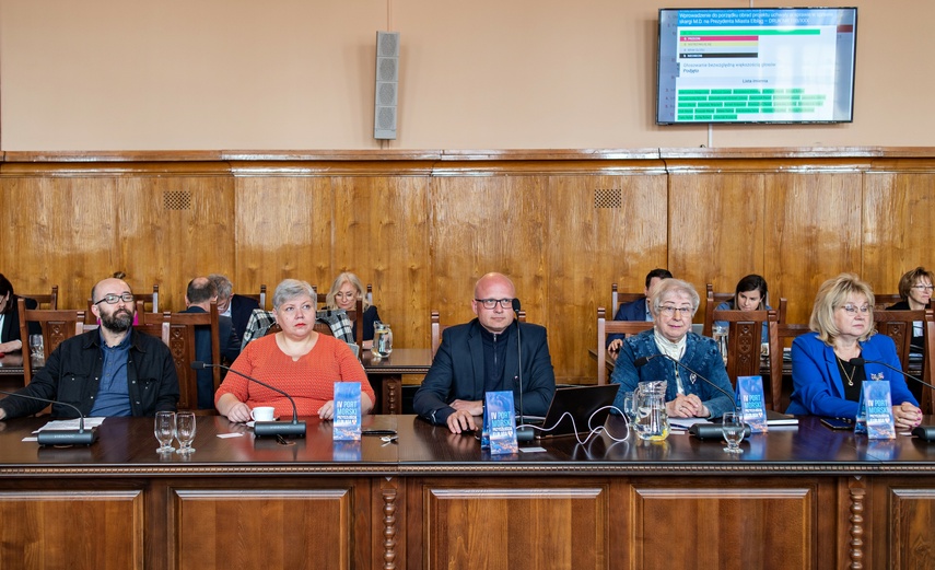 Emocje wokół portu na sesji. Mieszkaniec wyprowadzony przez strażników zdjęcie nr 283473