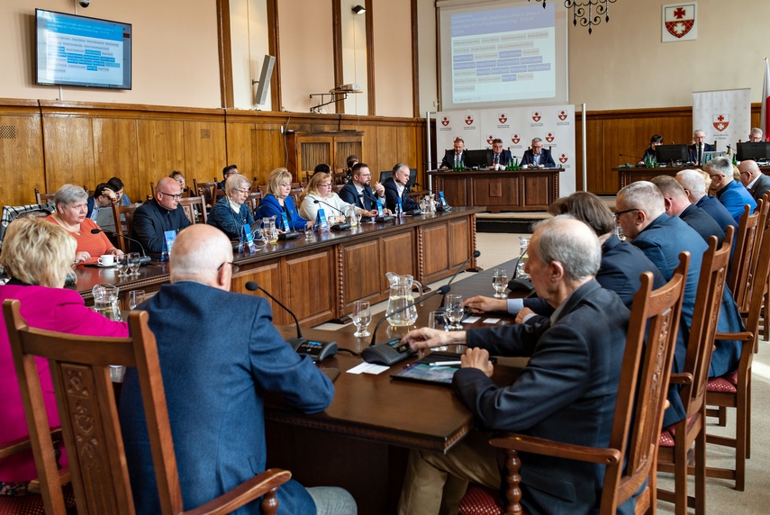 Emocje wokół portu na sesji. Mieszkaniec wyprowadzony przez strażników zdjęcie nr 283472